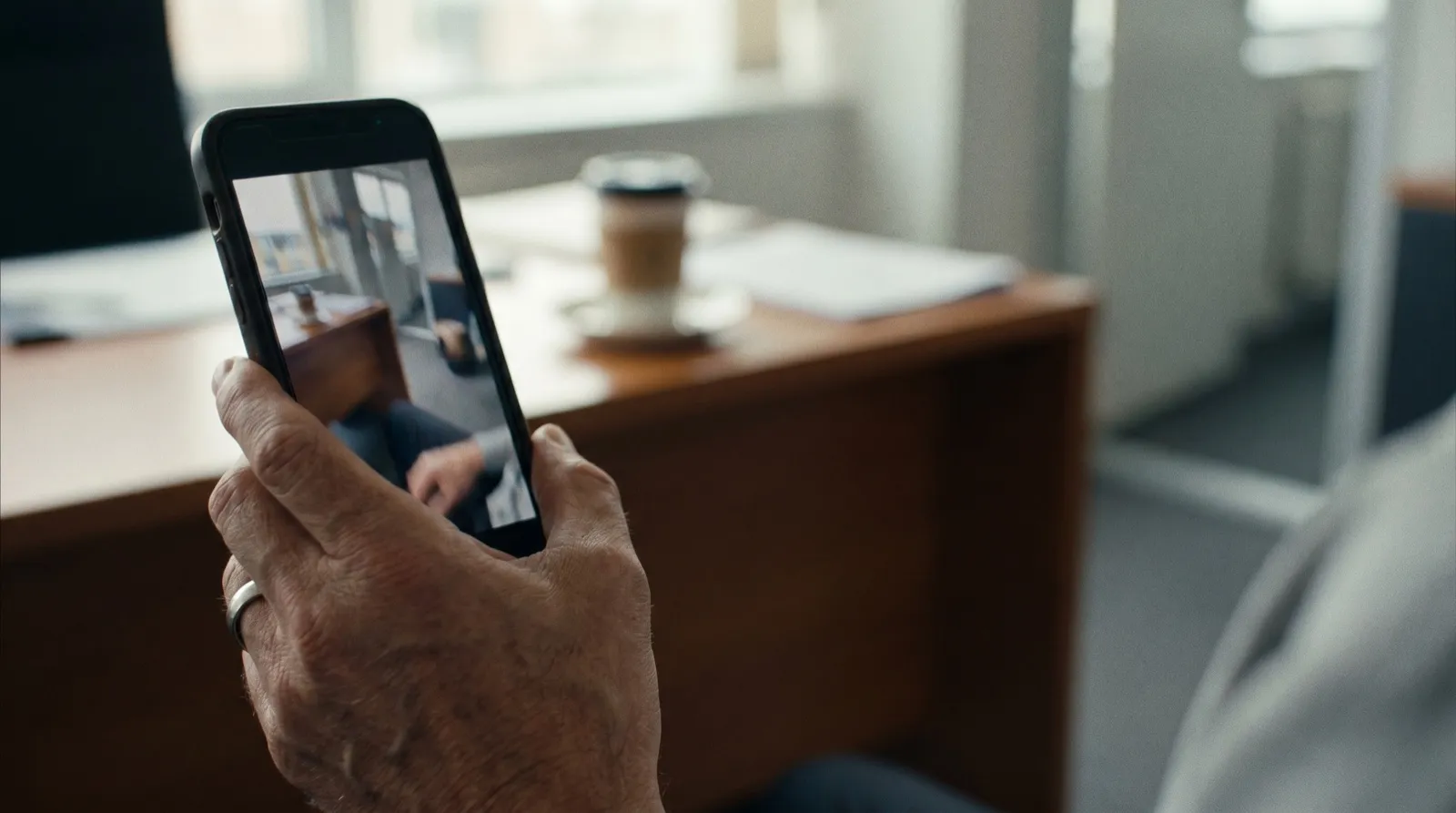 Film de temps forts d'un événement d'entreprise visionné sur smartphone