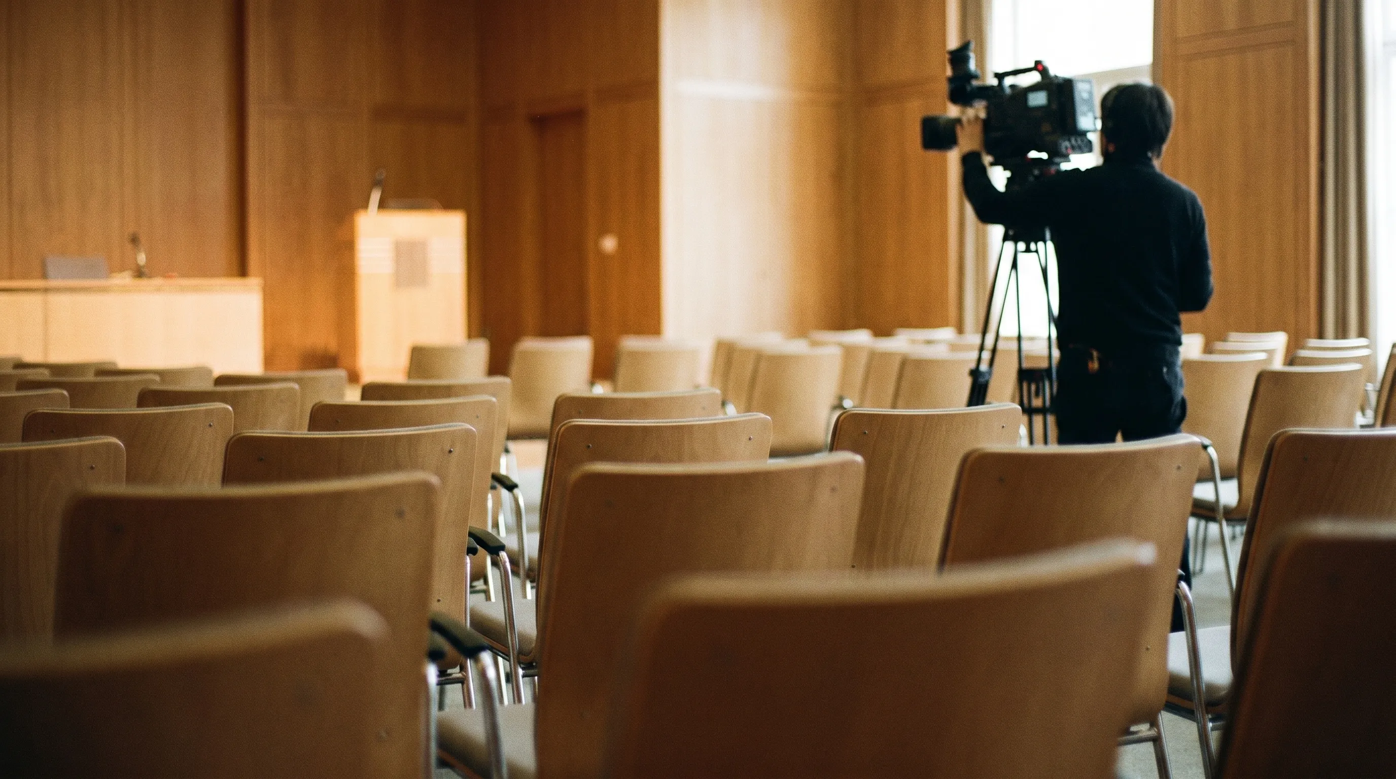 Belle salle de conférence haussmannienne à Paris préparée pour un événement, caméra sur pied